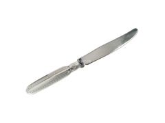 Серебряный десертный нож с объемным орнаментом по краю ручки «Застольный»